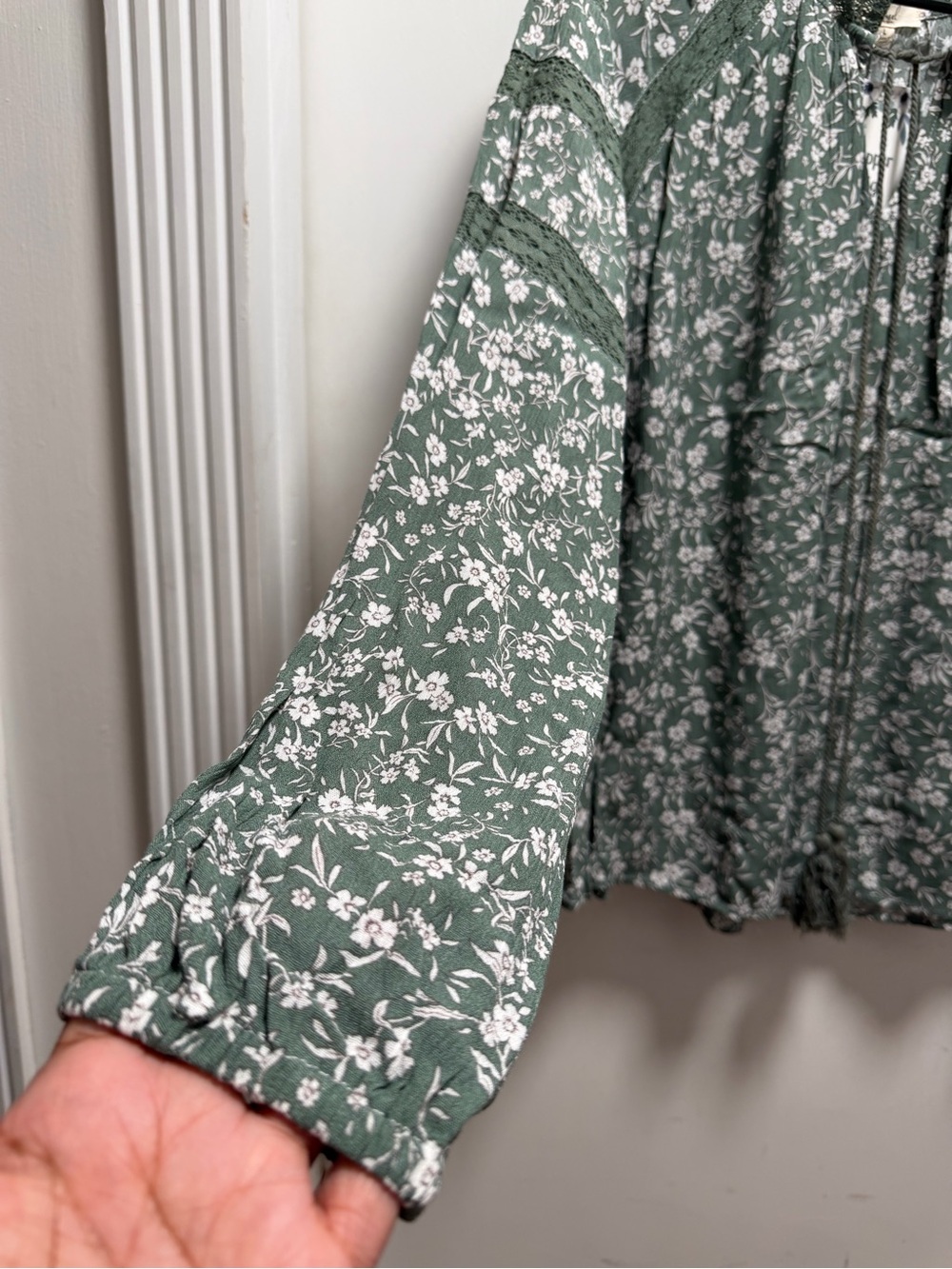 Easel Blouse Sz L Green Floral Long Sleeve Pleated Crochet Cottage-core Boho - Picture 2 of 9